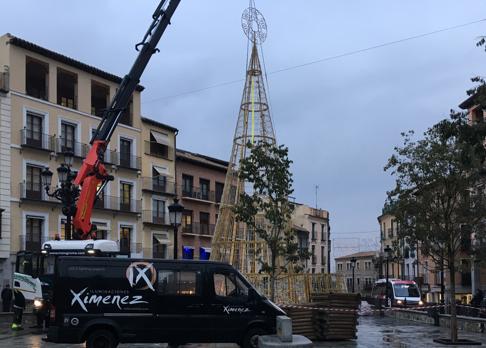 Instalan el gran árbol de Navidad en la plaza de Zocodover