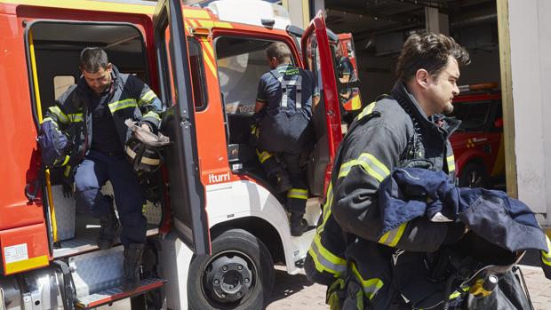 Desalojadas 15 familias y un okupa por una fuga de agua en un edificio de Lucero