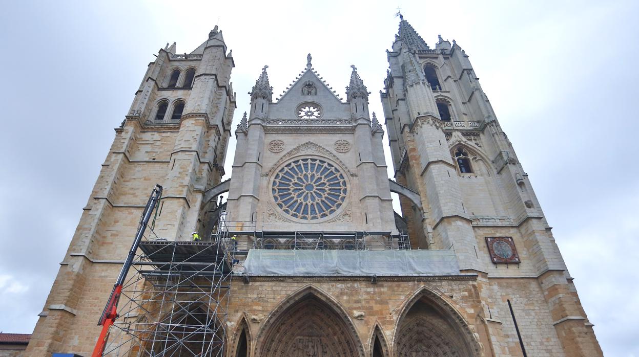 La Catedral de León luce ya el rosetón de la polémica