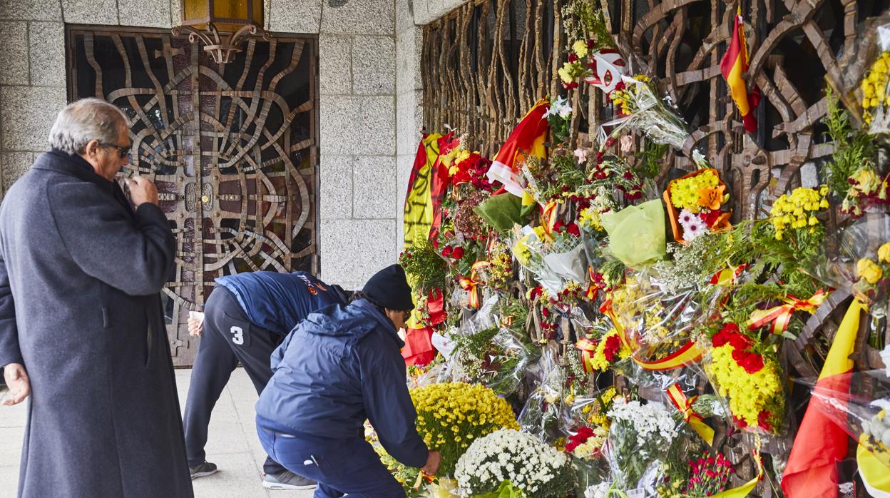 Un admirador de Franco deposita flores en la entrada del panteón de los Franco