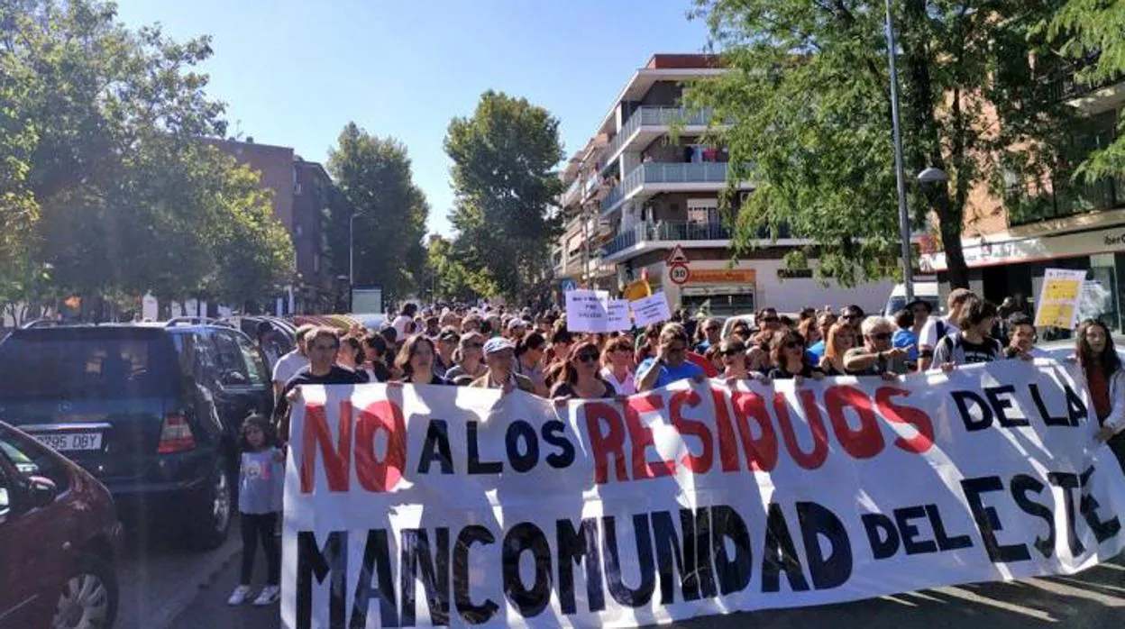 Protesta vecinal contra la llegada de los residuos de la Mancomunidad del Este al vertedero de Valdemingómez