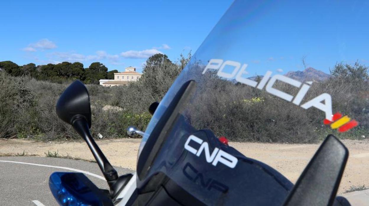 Moto de Policía Nacional con un chalé de fondo