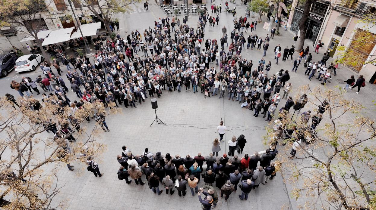 La cadena humana de escasa participación, a su llegada este viernes a las Torres de Serranos