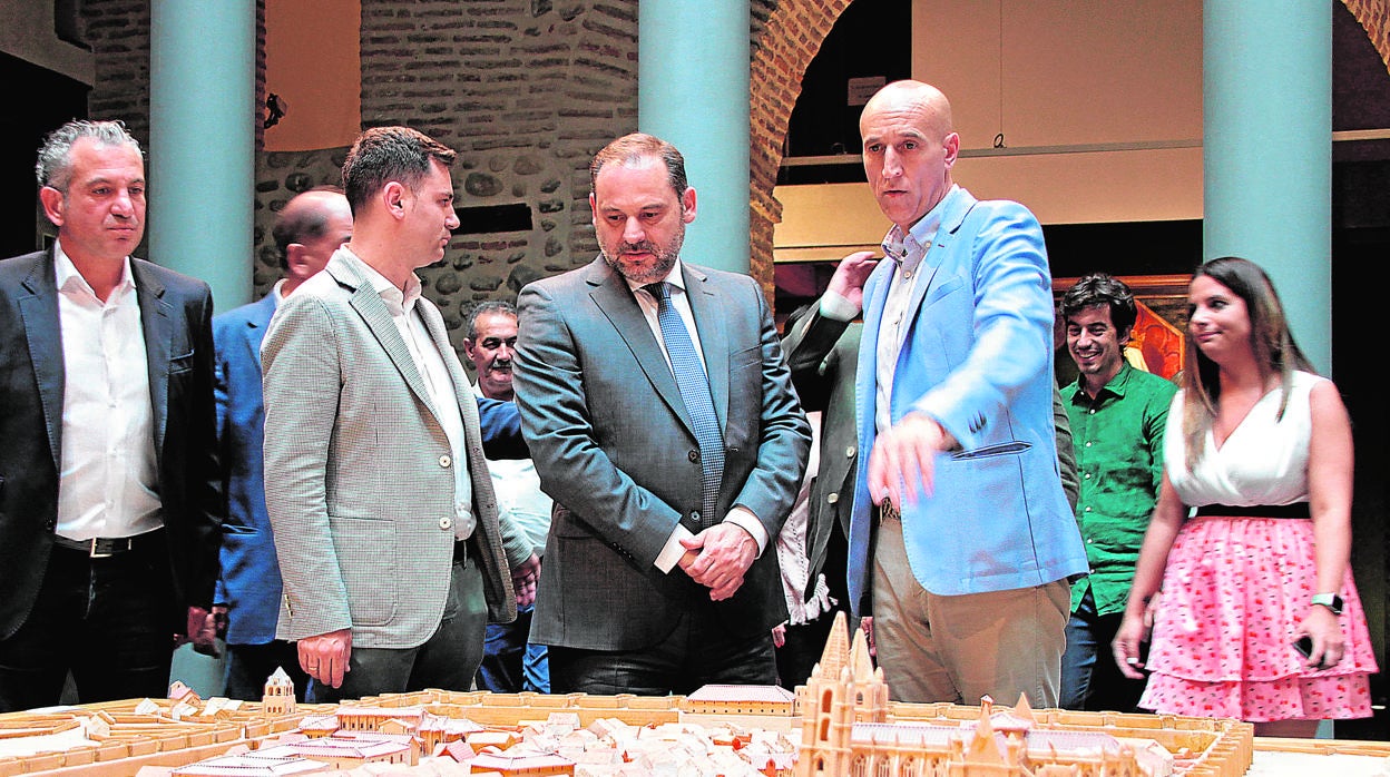 Cendón, Ábalos y Diez observan una maqueta de la ciudad de León en una imagen de archivo