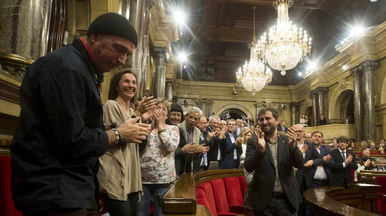 En 2017, Llach aplaudido por sus compañeros de grupo en el Parlamento de Cataluña