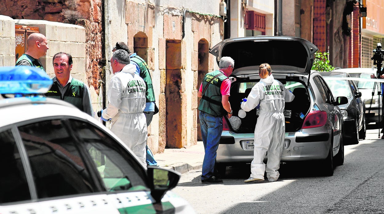 Agentes, en el domicilio de la mujer asesinada en julio por su pareja en Salas de los Infantes