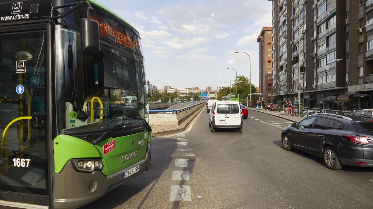 Autobús interurbano en una parada de Madrid