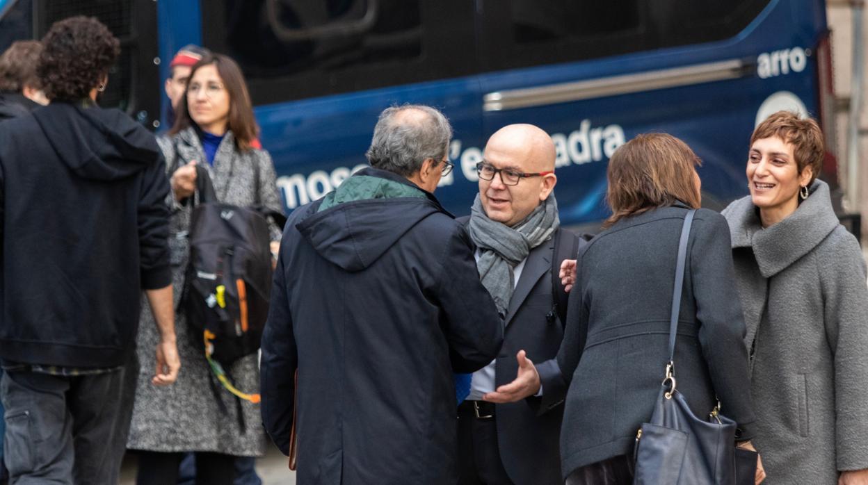 Boye conversa consu cliente Quim Torra, de espaldas en la imagen