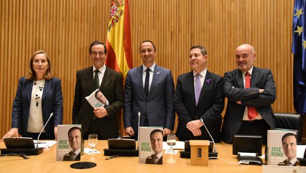 El PSOE de Page se vuelca con Bono en la presentación de su libro en Madrid