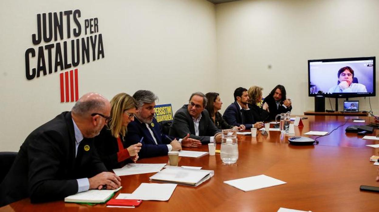 Reunión de la direccón de Junts per Catalunya, con Puigdemont participando por videoconferencia