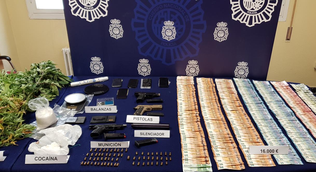 Parte de la droga, armas y dinero intervenido a la banda de narcotraficantes desarticulada en Zaragoza