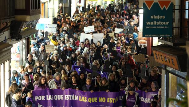 Toledo sale a la calle contra la violencia de género