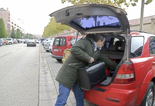 El doctor se desplaza en su coche particular a los consultorios