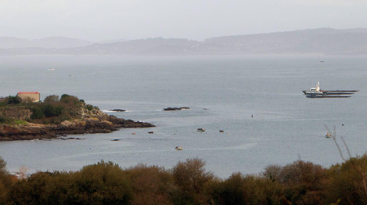 Zona en la que se están efectuando los trabajos para reflotar el narcosubmarino