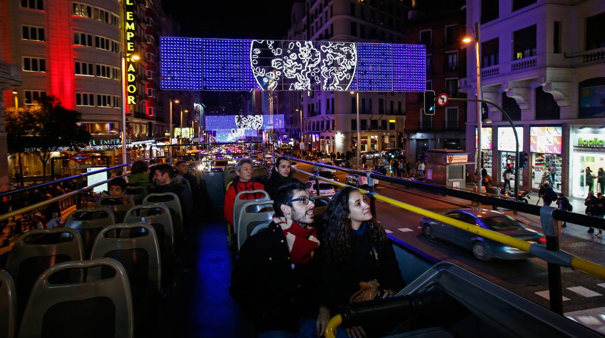 Pasajeros de Naviluz observan las luces en Gran Vía desde el autobús