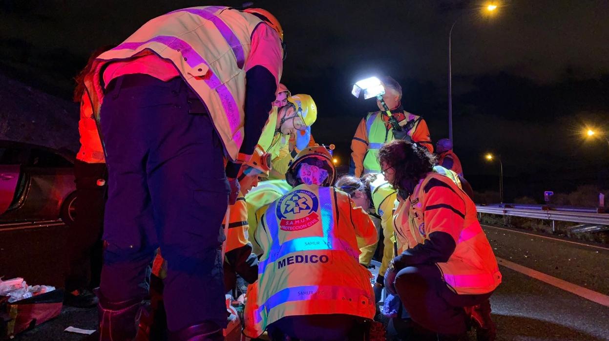 Sanitarios de Emergencias trabajan, el sábado, en el lugar del accidente