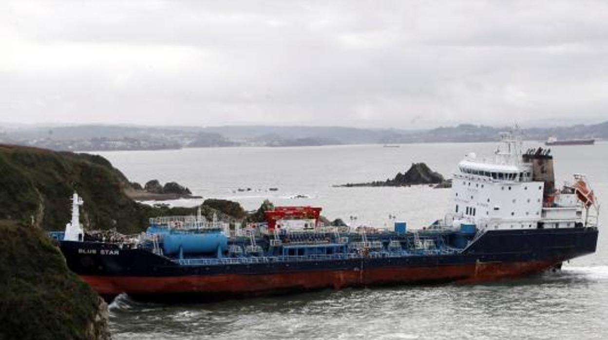 El quimiquero Blue Star encallado en la ría de Ares