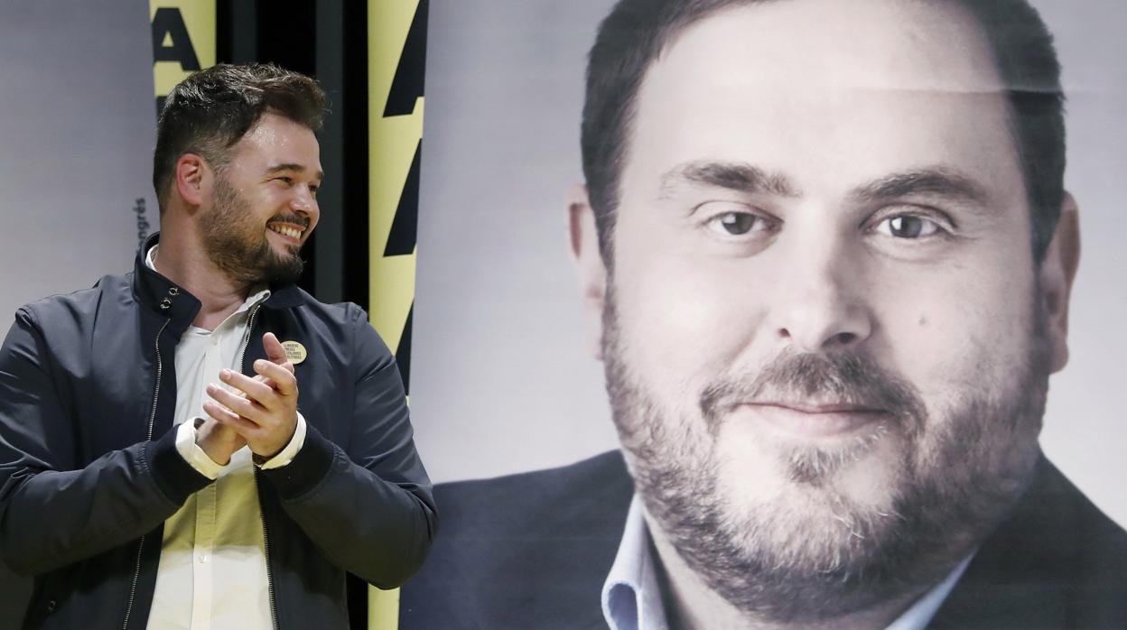 El portavoz de ERC en el Congreso, Gabriel Rufián, frente a un cartel electoral de Oriol Junqueras