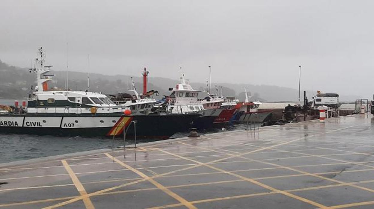 Una patrullera de la Guardia Civil en el puerto de Cangas, cerca de donde apareció el narcosubmarino