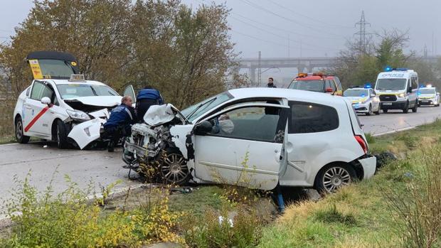 Cuatro heridos tras una colisión entre un taxi y un turismo en la carretera de Vicálvaro