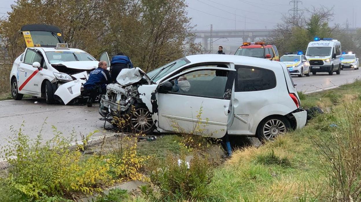 Un taxi y un vehículo particular han colisionado en la carretera de Vicálvaro