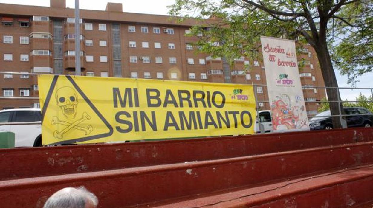 Pancarta de «MI bArrio sin amianto» en el Poligóno de Toledo