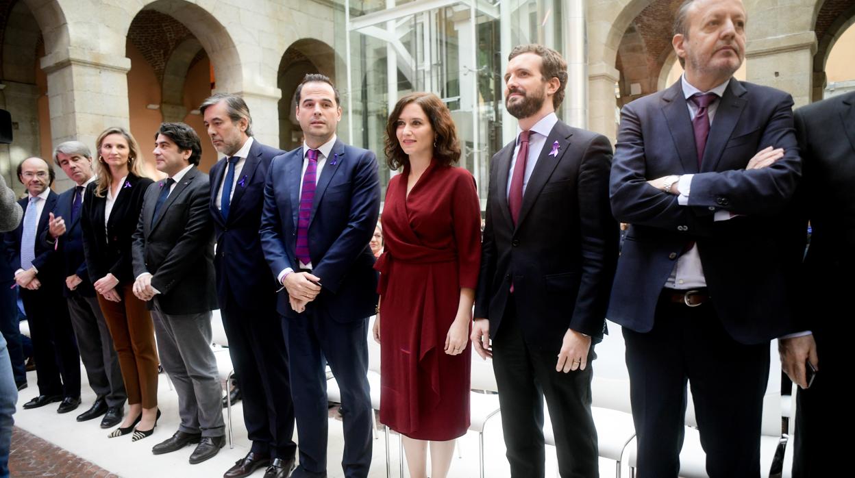 La presidenta Ayuso y el vicepresidente Aguado, junto a su equipo de Gobierno al completo y el presidente del PP, Pablo Casado