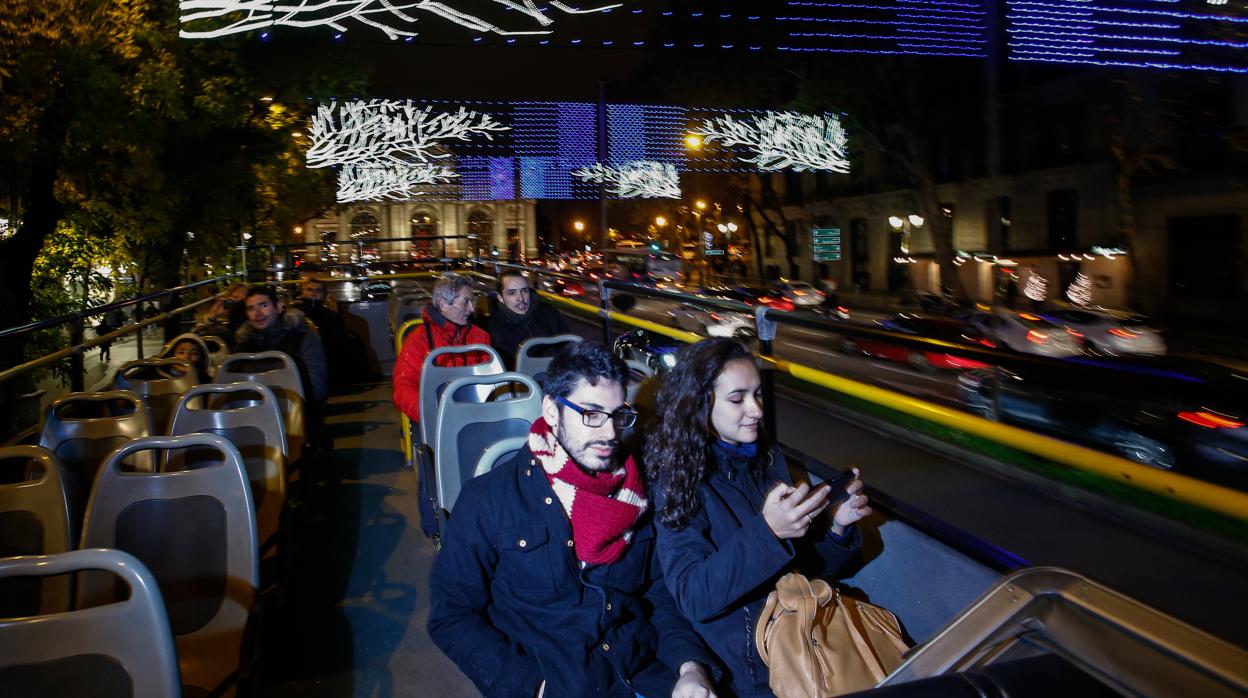 Pasajeros a bordo de Naviluz, el autobús navideño