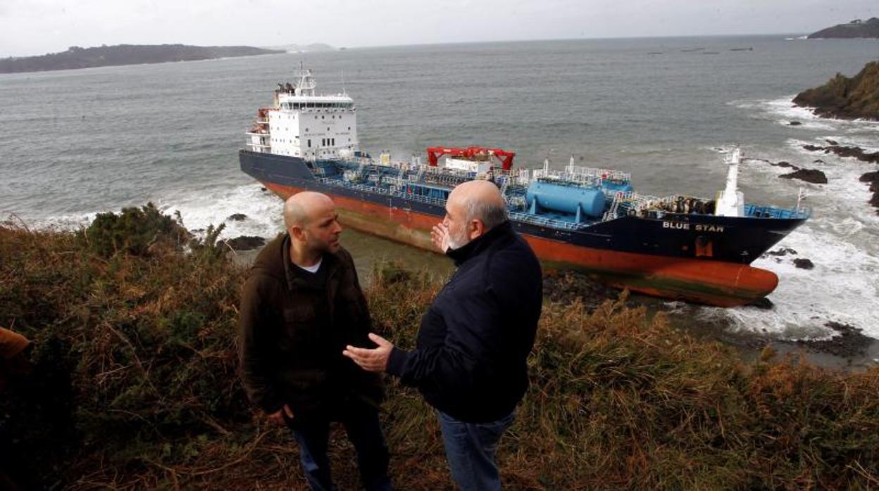 El alcalde de Ares y el portavoz de En Marea, Luis Villares, en la zona donde varó el quimiquero