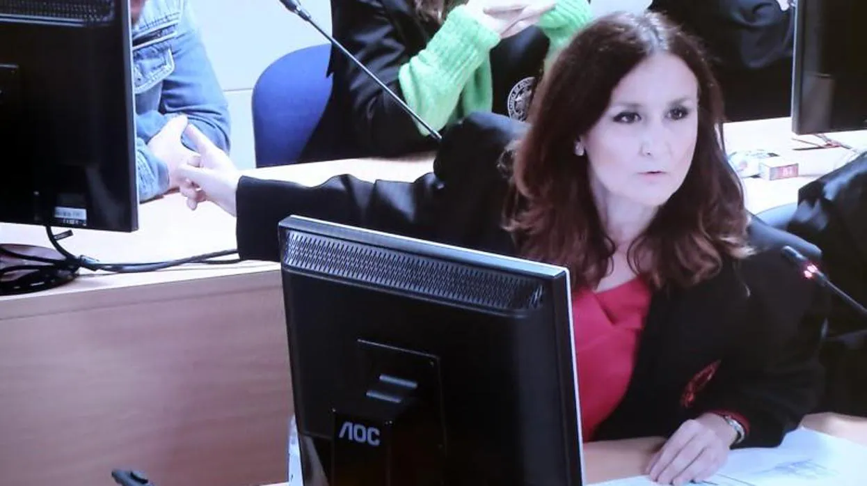 Maria Fernanda Álvarez señala a su cliente durante la lectura de sus conclusiones