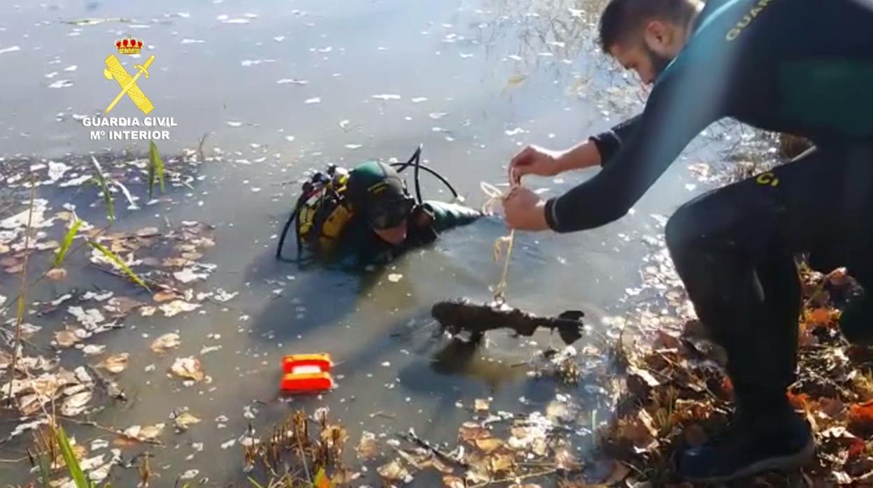 Submarinistas de la Guardia Civil, durante la extracción de las granadas de mortero en los Ojos del Jiloca