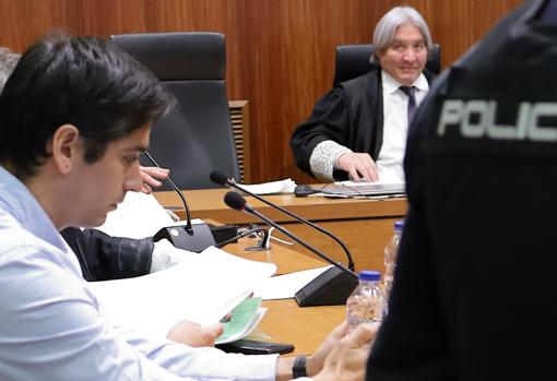 El antisistema Rodrigo Lanza y el magistrado Ruiz Ramo, durante el juicio