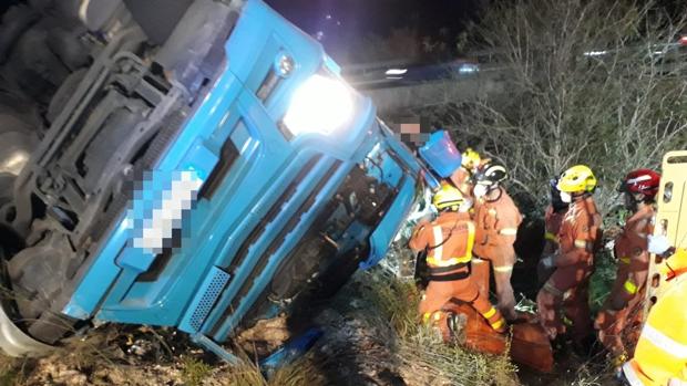 Un hombre muere y otro resulta un herido tras volcar un camión con frutas en la A-7