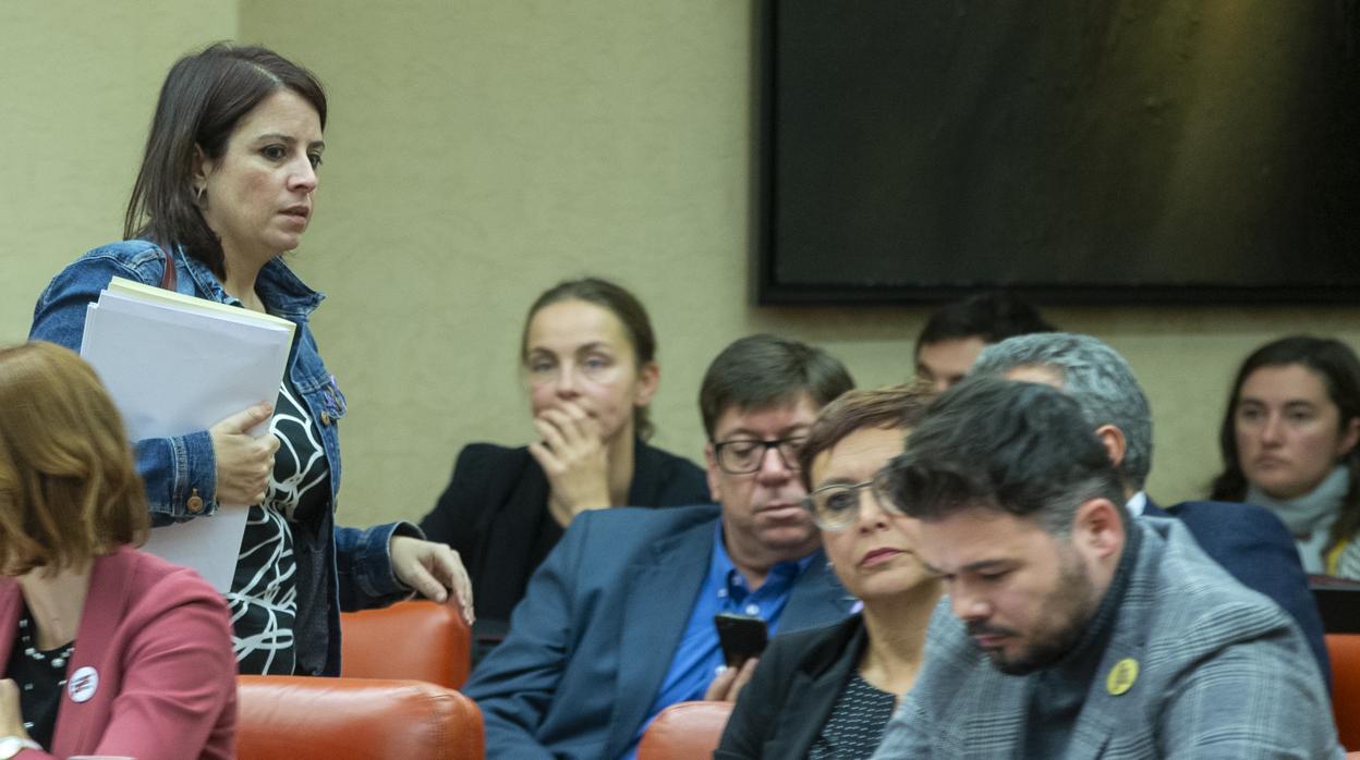 Adriana Lastra (PSOE) pasa junto a Gabriel Rufián (ERC) en la Diputación Permanente del Congreso