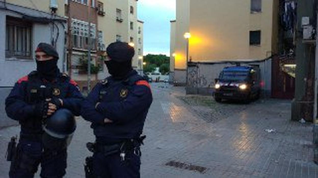 40 deteneidos en una macrooperación contra el tráfico de armas y drogas en Barcelona