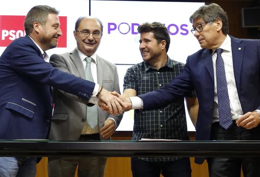 De izquierda a derecha, José Luis Soro (Chunta), Javier Lambán (PSOE), Nacho Escartín (Podemos) y Arturo Aliaga (PAR), el día que sellaron el actual Gobierno cuatripartito de Aragón