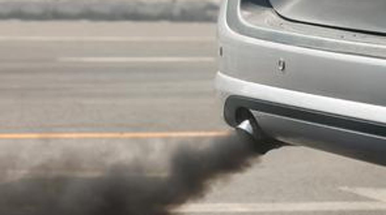 Un coche emite humo contaminado