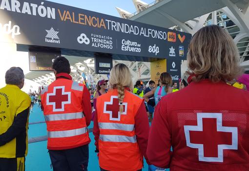 Efectivos de Cruz Roja en la meta del Maratón de Valencia