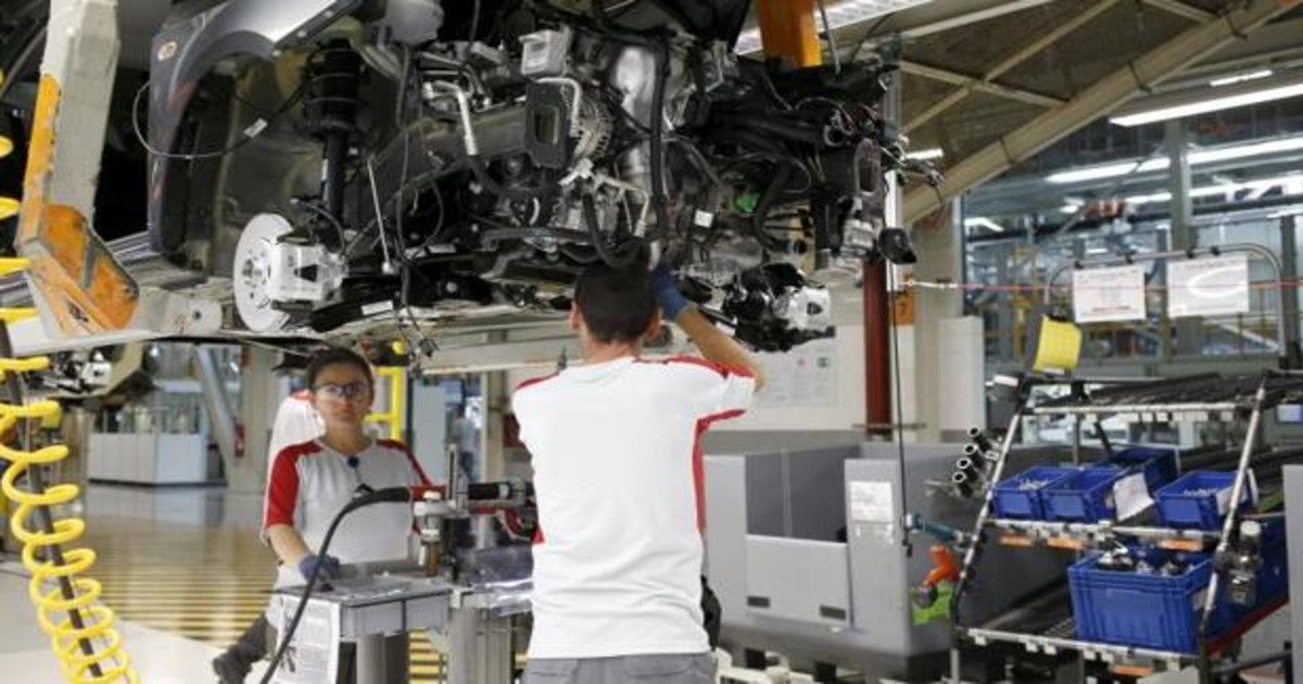 Empleados trabajando en la planta de Seat