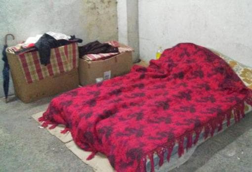 Una de los colchones donde dormían las personas sin hogar instaldas en Azca