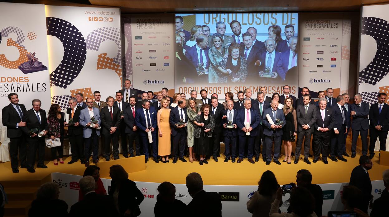 Foto de familia de todos los galardonados en los premios de Fedeto