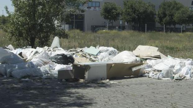 Hallan a una mujer muerta hace meses y envuelta en una funda de colchón en una escombrera en Marconi