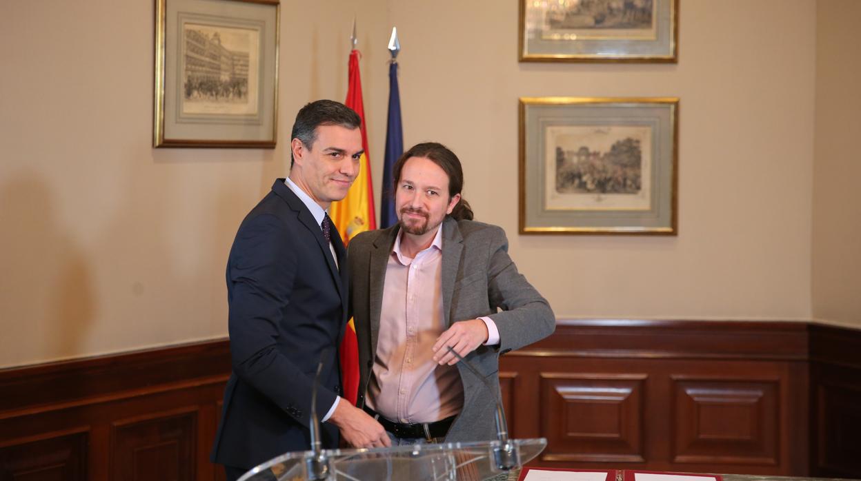 Dos días después de las elecciones, Pedro Sánchez firmó un acuerdo de Gobierno con Pablo Iglesias