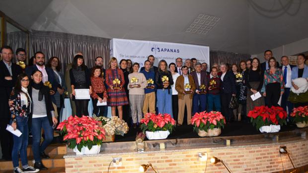 Apanas entrega sus premios «Socios de Honor» en el IX Día de la Familia