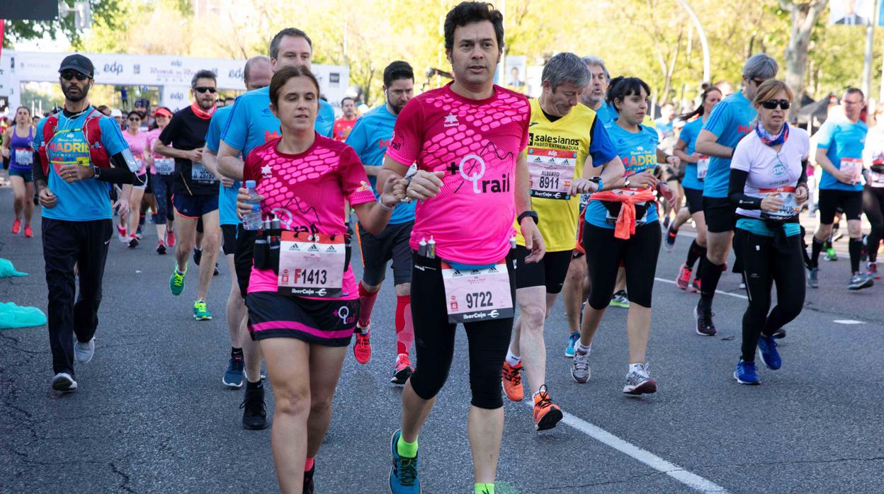 Imagen de Carmen Soler y Germán Helling corriendo unidos por una cuerda