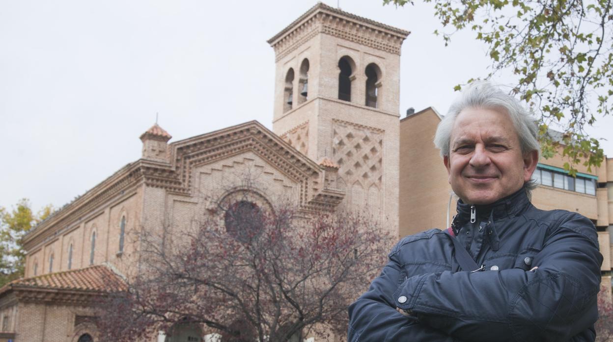 El párroco, Pedro Ochaita, frente a la entrada principal del templo