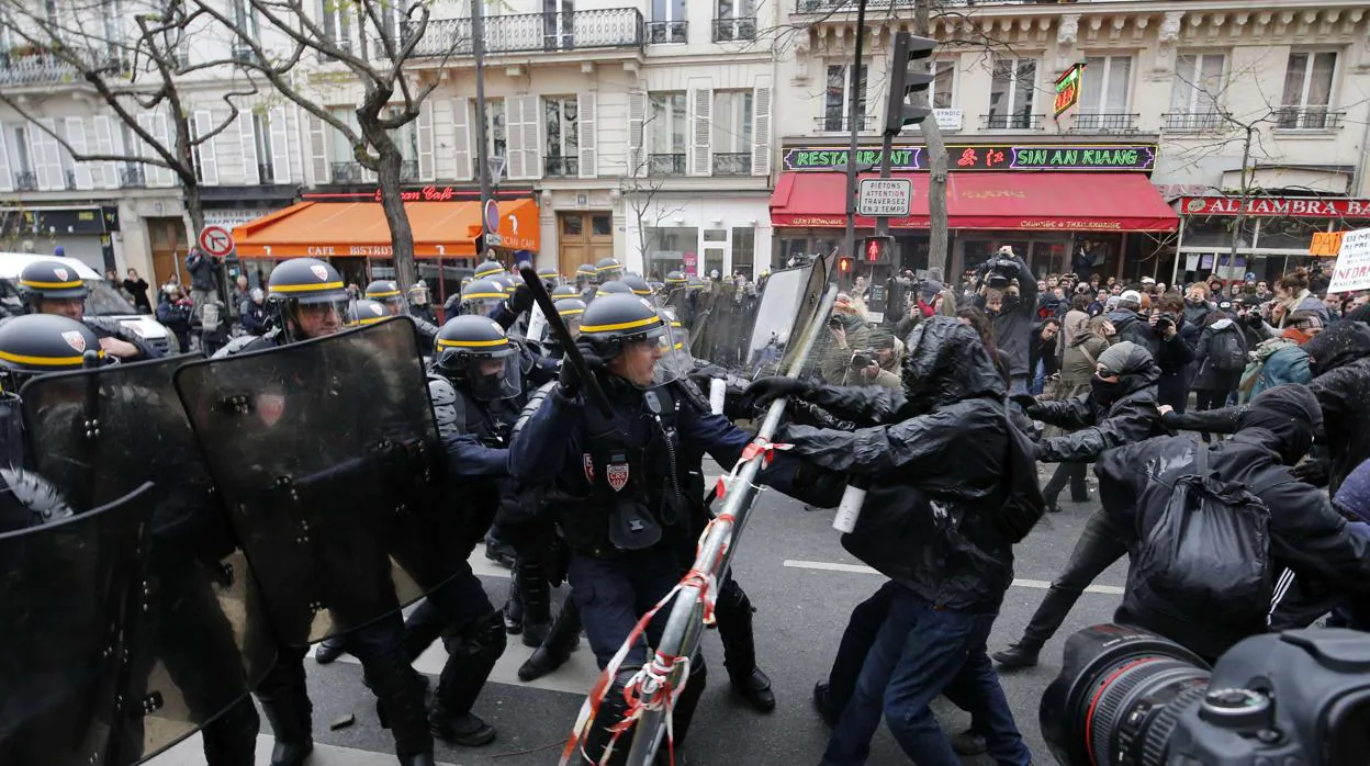Radicales del «black block» antisistema se enfrentan a la Policía en la Cumbre del Clima de París, en 2015