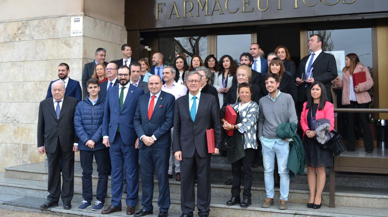 Fot de familia de los farmaceúticos a las puertas del Colegio Oficial