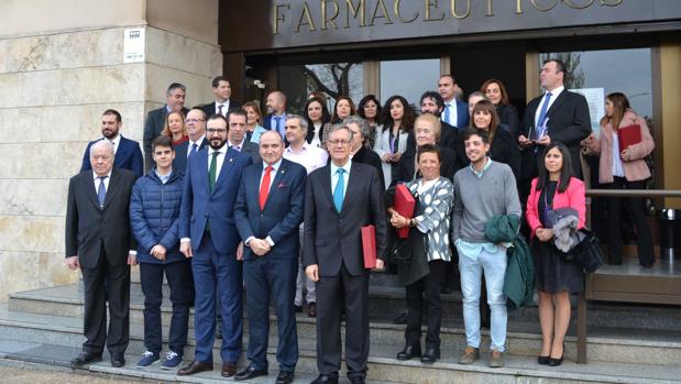 El Colegio de Farmacéuticos de Ciudad Real homenajea a su expresidente fallecido, Julián Créis