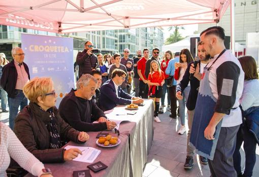 Reparten más de mil croquetas en un concurso gastronómico de Elche